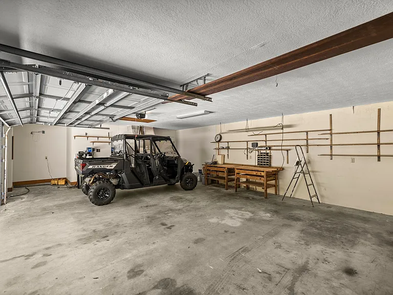315 E Reehill St — Photo 31