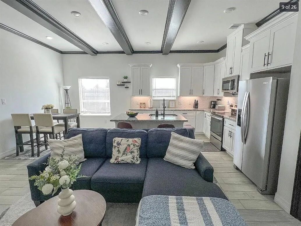3 bed, 2.5 bath, 4000 sqft, $2,000 — Photo 1