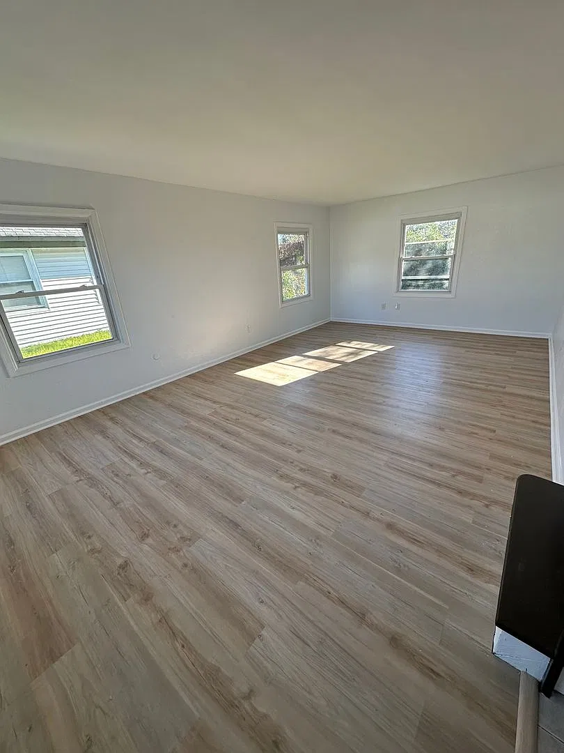 Fantastic 2 Story Colonial Single-Family Home — Photo 3