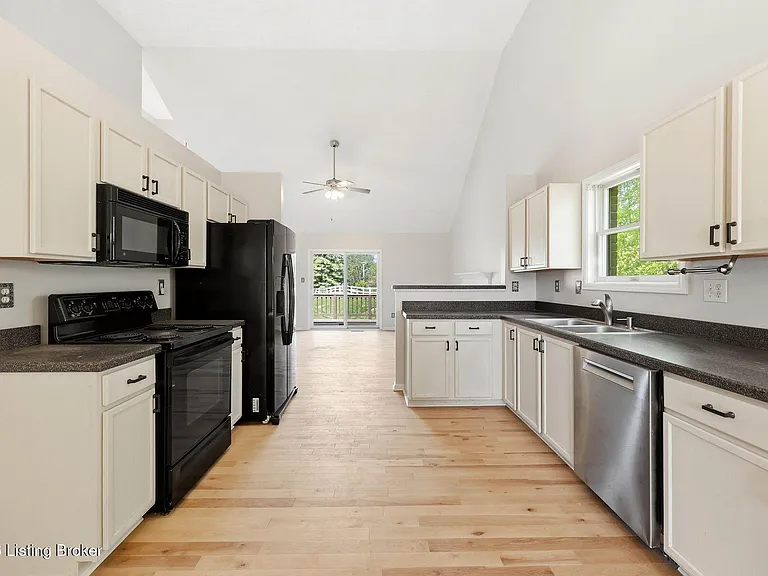 4029 Orchard Lake Dr — Photo 10
