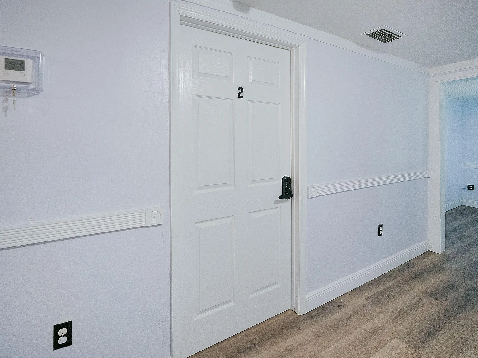 4 bed, 1.0 bath, 1300 sqft, $957 — Photo 2