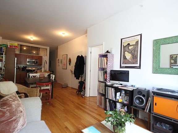 3rd image of 105 Stockton St #2