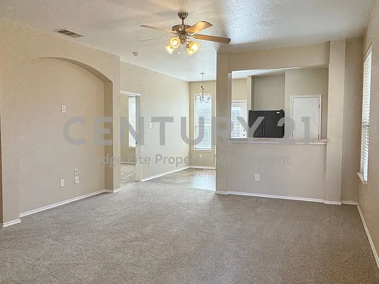 2146 Stonebrook Ln — Photo 2