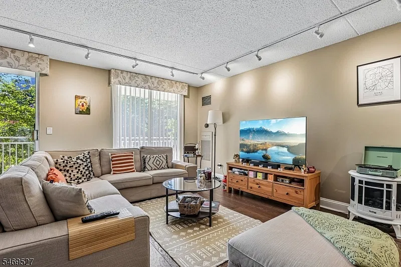 1077 River Rd — Photo 4