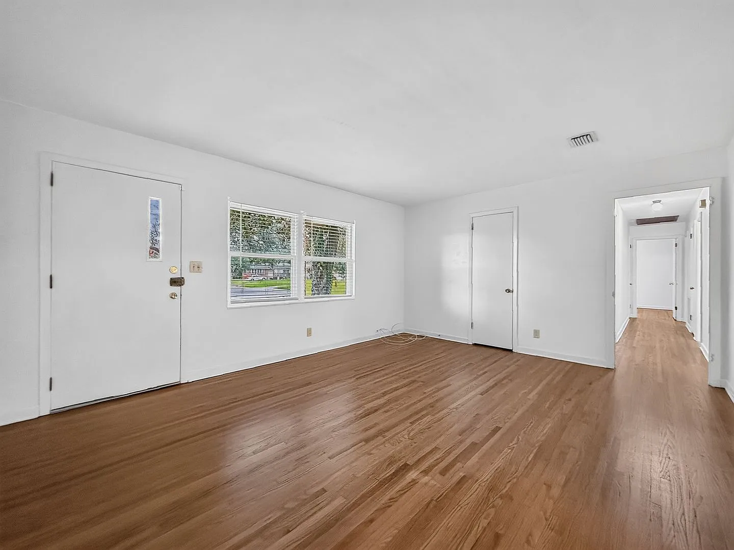 Beautiful Move-In Ready Home with Bonus Room! — Photo 4