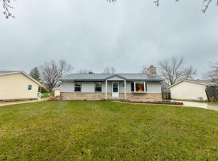 1115 Cherrywood Dr, Waukesha, WI 53188