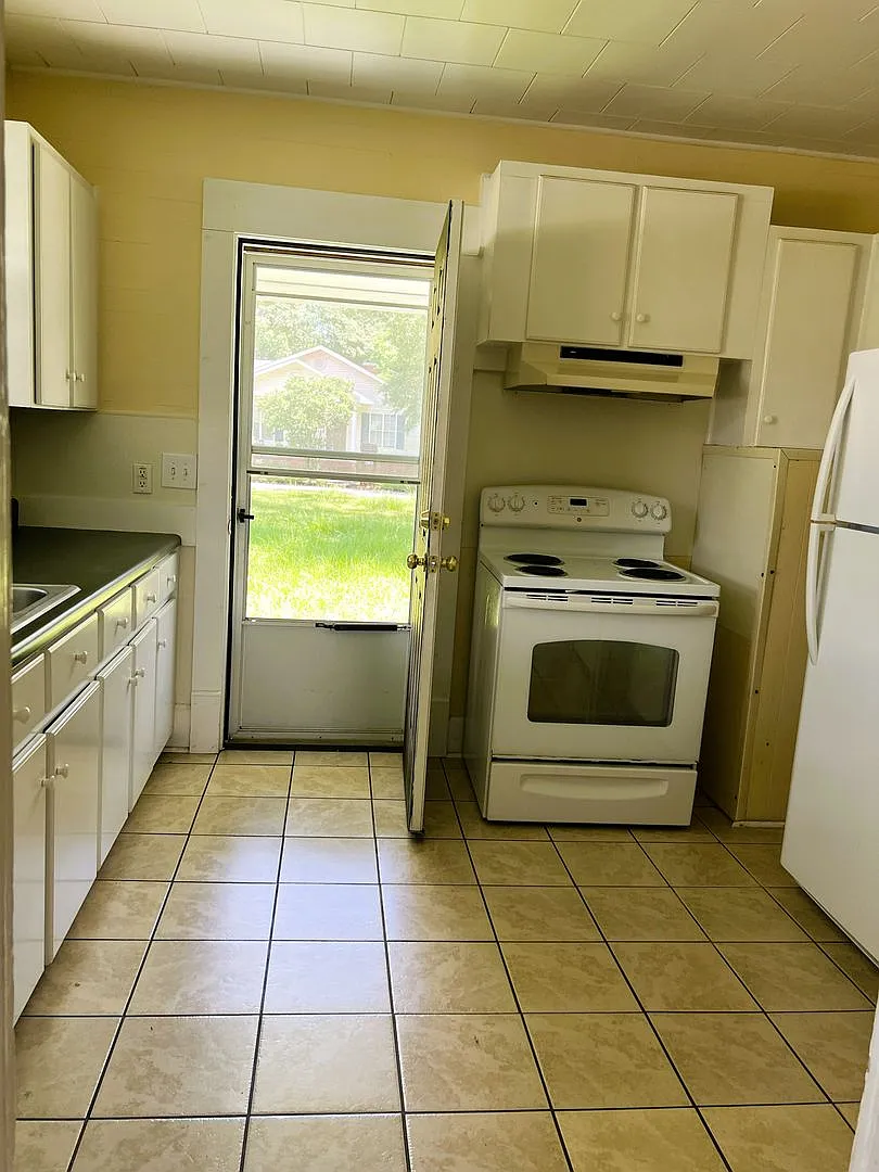 Cute 2/1 Home on Corner Lot in Graceville — Photo 3