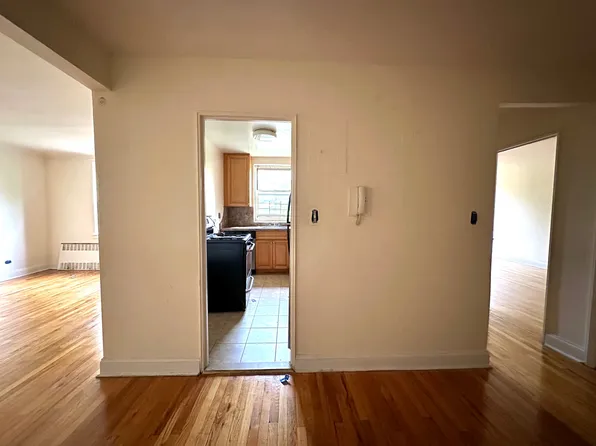 87-01 Midland Parkway image 1 of 7