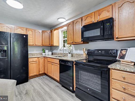 4th image of 39500 Thomas Dr