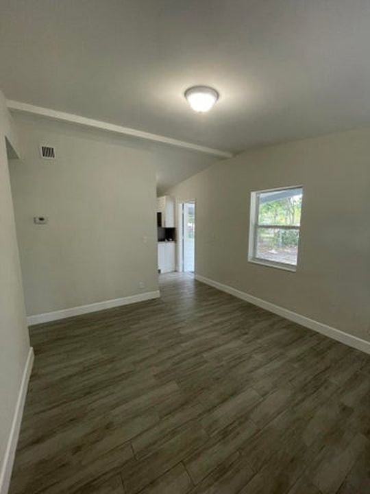 312 NE 8th St, photo 3