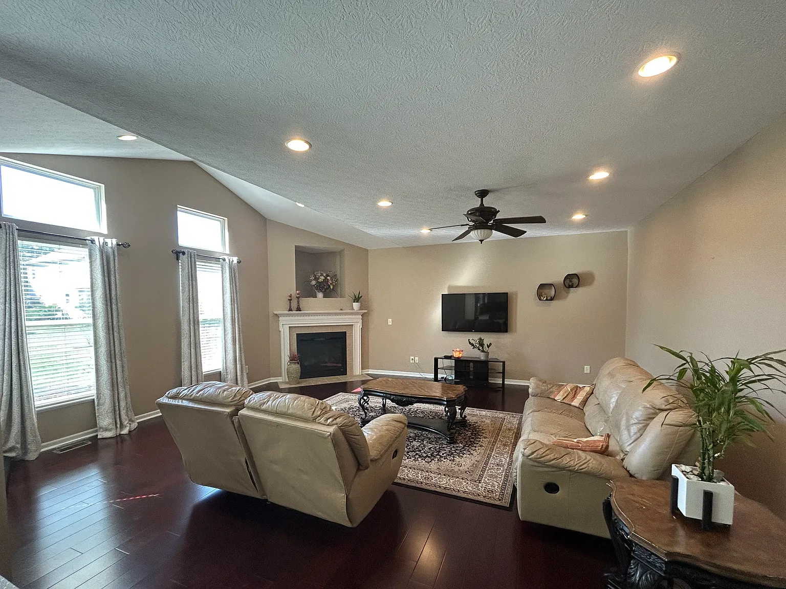 4 bed, 2.5 bath, 2850 sqft, $3,200 — Photo 2