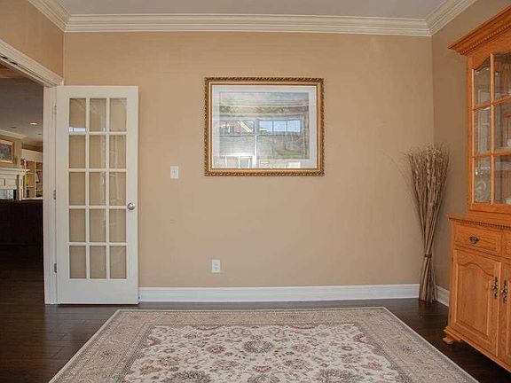4th image of 5611 Essex Dr