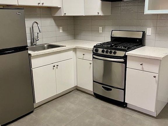 2nd image of 3240 Vicente St #4