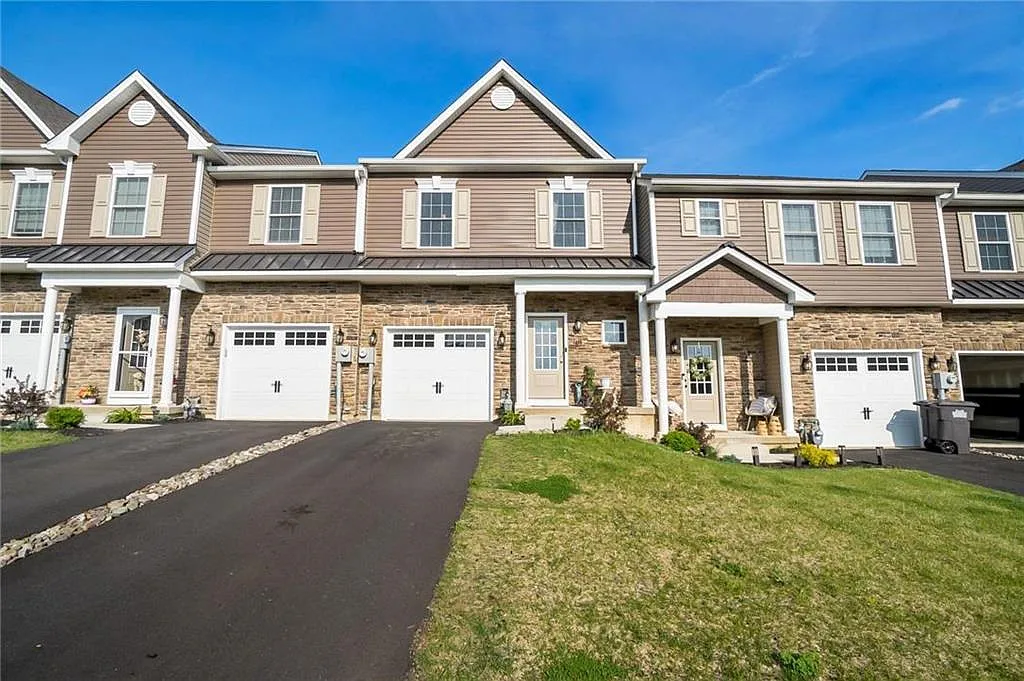 3 bed, 2.5 bath, 1715 sqft, $2,799 — Photo 1