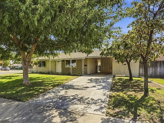 3rd image of 521 Oak Fair Way