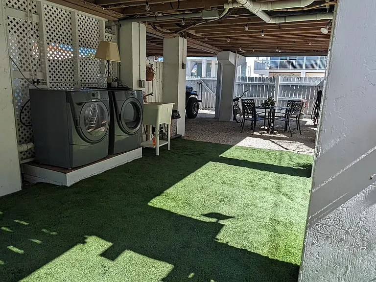 15B 8th Ave — Photo 2