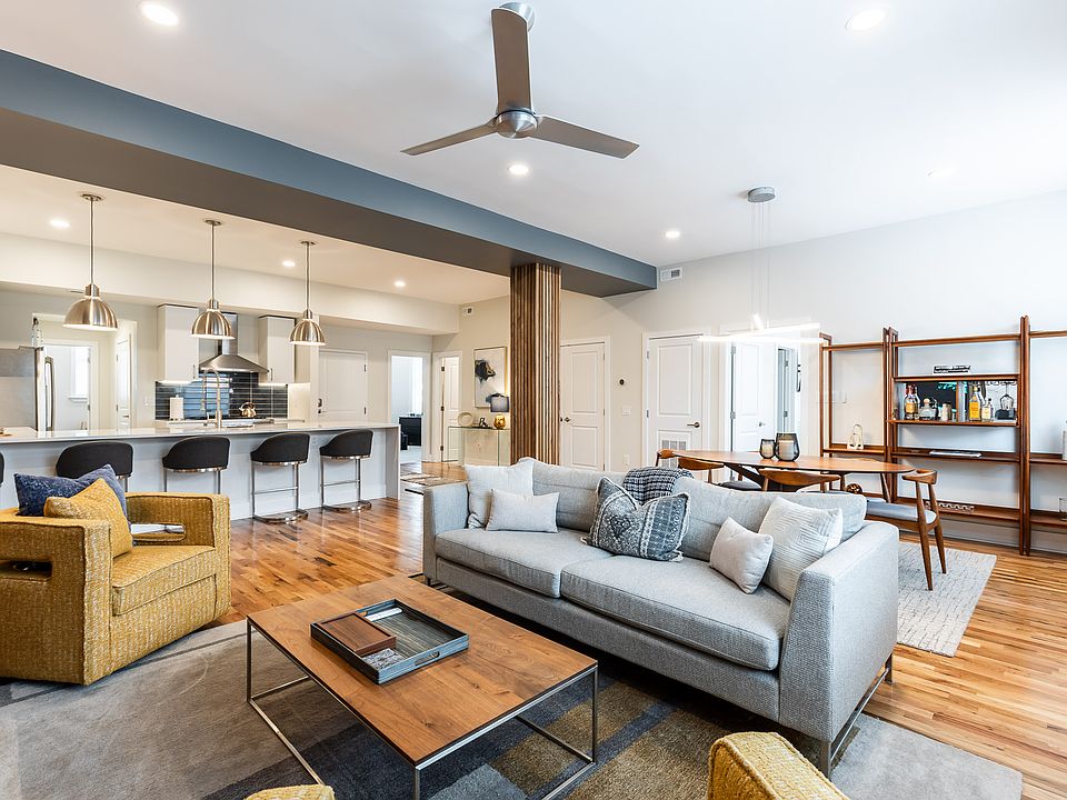 Spacious condo offered for rent includes a long list of high end finishes. Solid oak flooring, all new energy systems, luxury baths in spacious rooms with high ceilings. Beautiful fixtures throughout.