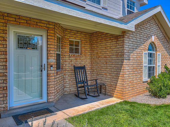 3rd image of 6909 Eastford Pl NE