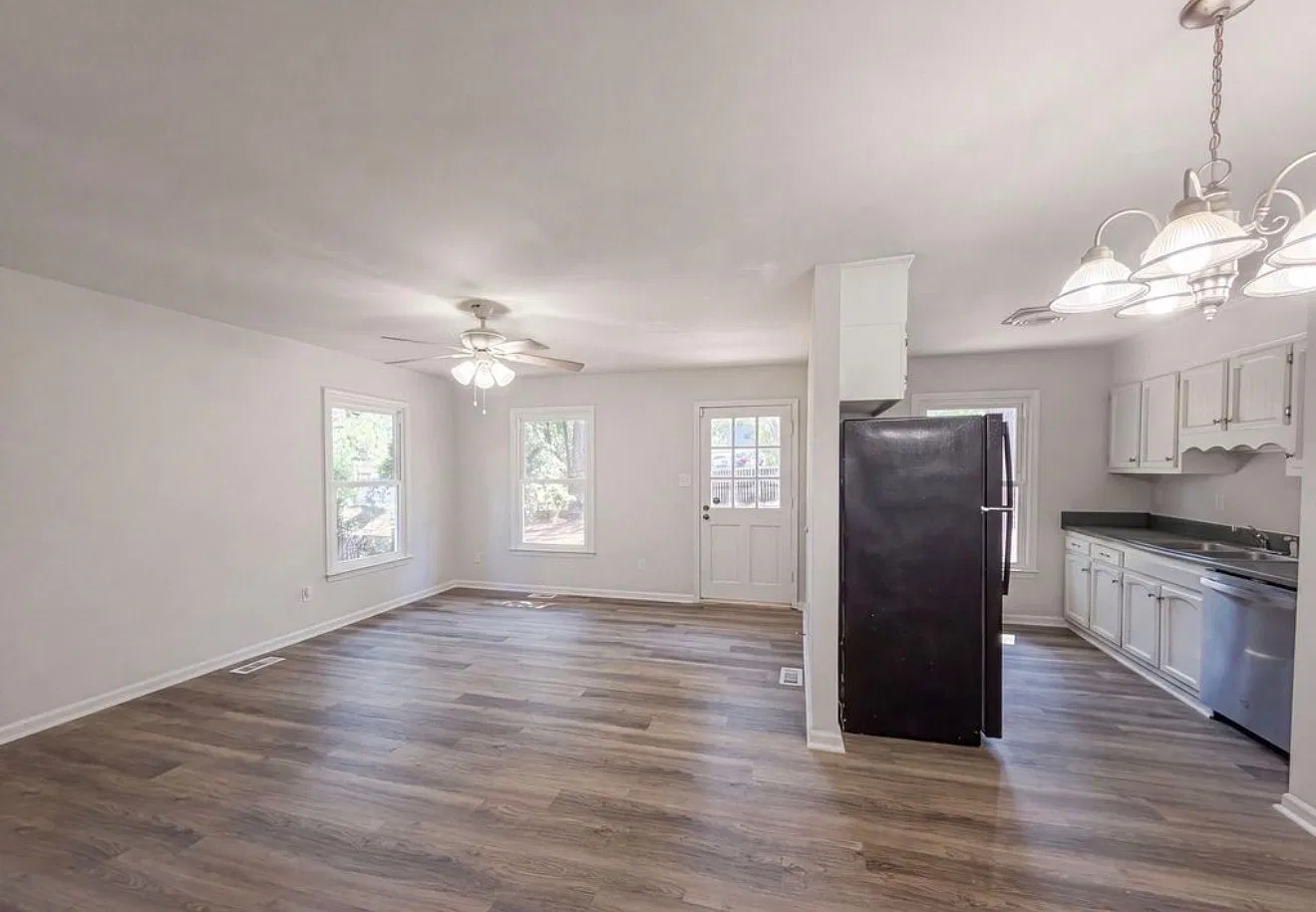 3 bed, 935 sqft, $1,200 — Photo 3