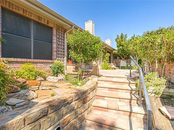 5th image of 929 Rock Cres