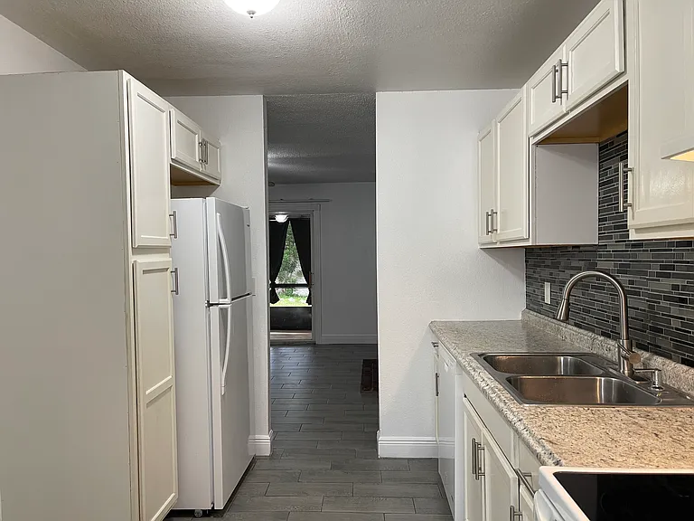 2339 Huntington Green Ct — Photo 6