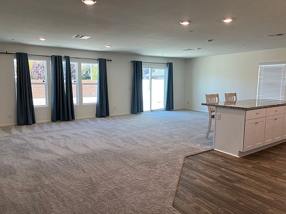 4th image of 44665 Aspen St