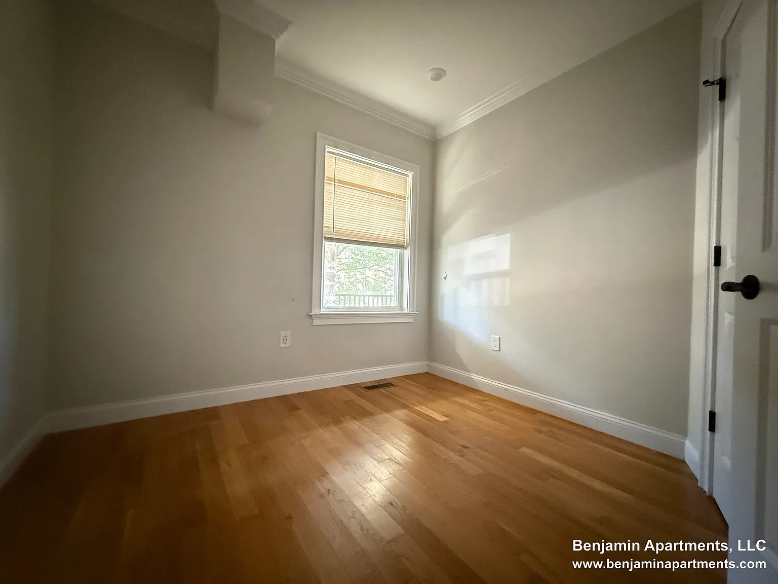 3 bed, 950 sqft, $3,850 — Photo 3