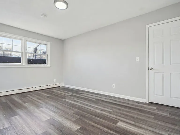 102-104 Jackson Ave — Photo 17