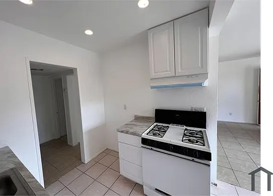 2 bed, 900 sqft, $2,400 — Photo 3