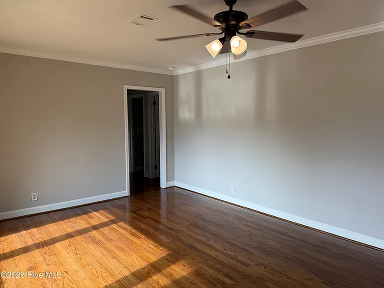 226 Sherwood Dr — Photo 2