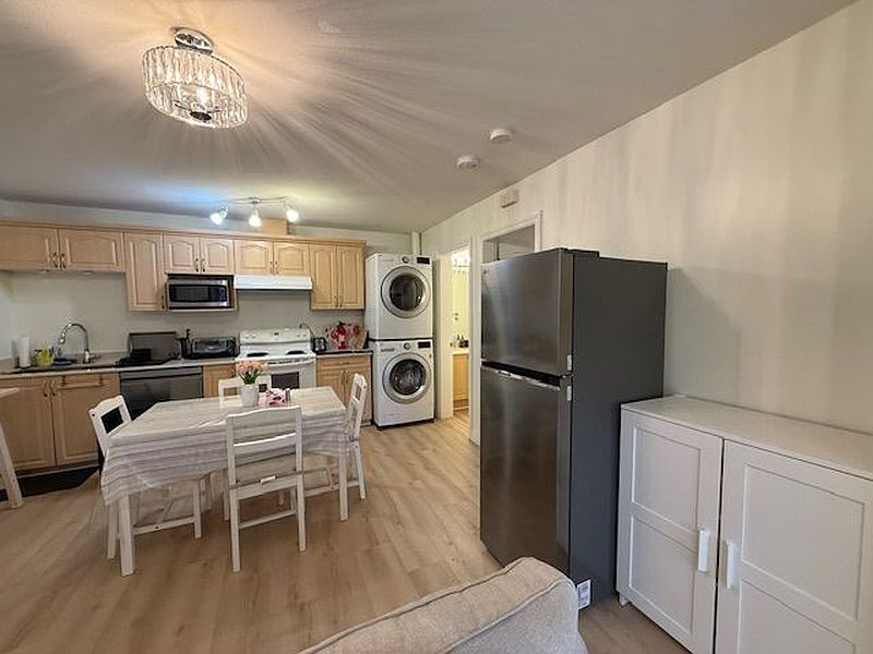 North Vancouver Apartment for rent - 2 Bedrooms — photo 2
