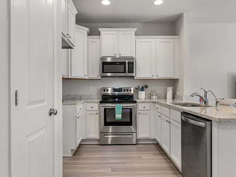 1897 Pointe Dr — Photo 11