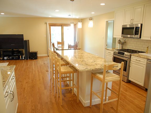 Kitchen & Eating Area