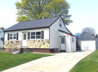 710 Woodlawn Dr, Manitowoc, WI 54220