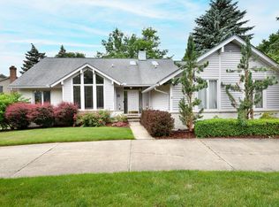 1525 Greenwich Dr, Troy, MI