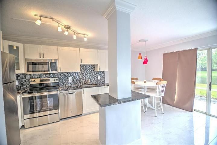 1st image of 1252 The Pointe Dr #1252
