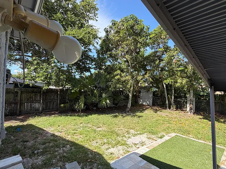 4927 SW 44th Ter — Photo 10