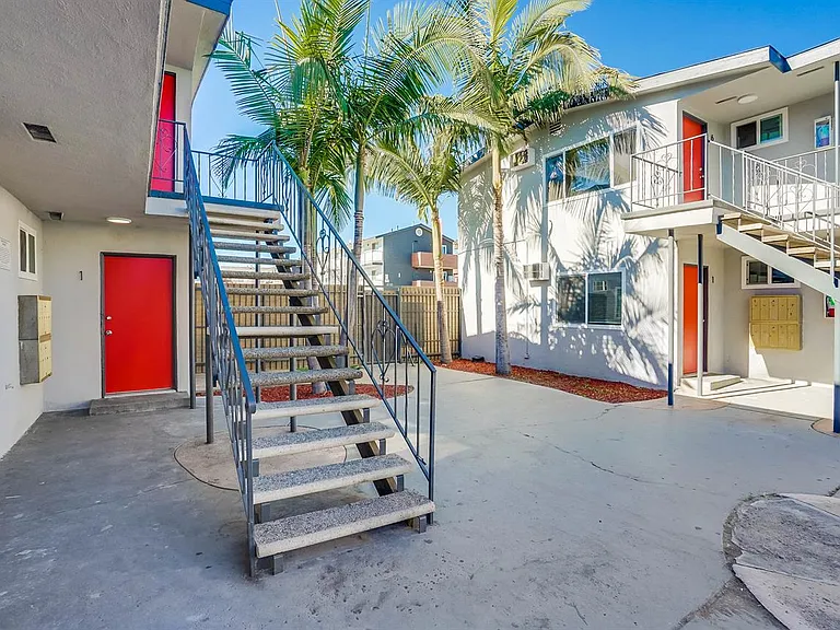 900 Alamitos Ave — Photo 41