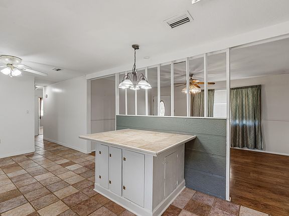 5th image of 126 Meadow Park Ln