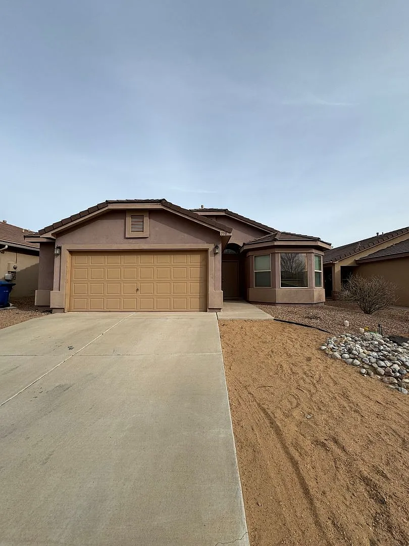 3 bed 2 bath home in Huning Ranch! — Photo 1