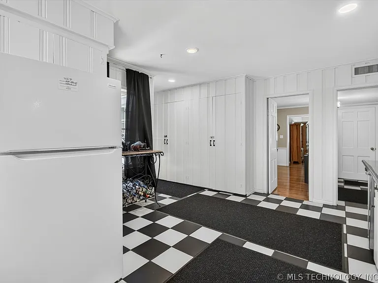 1525 Hillcrest Dr — Photo 16