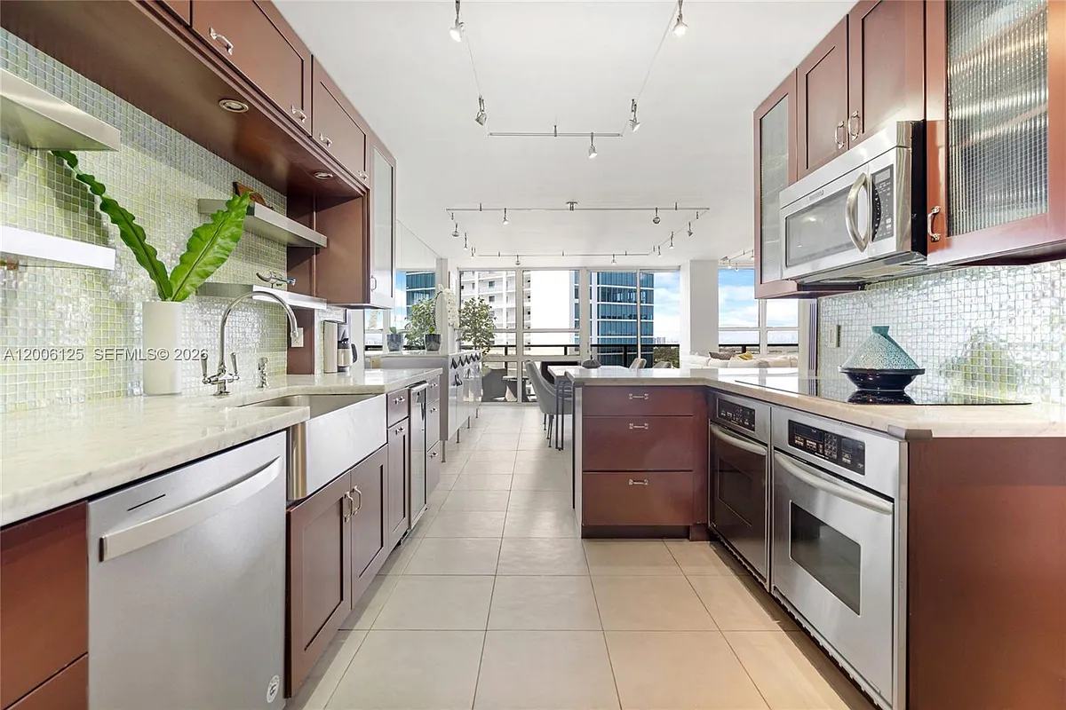 Building Photo - 600 NE 36th St #2