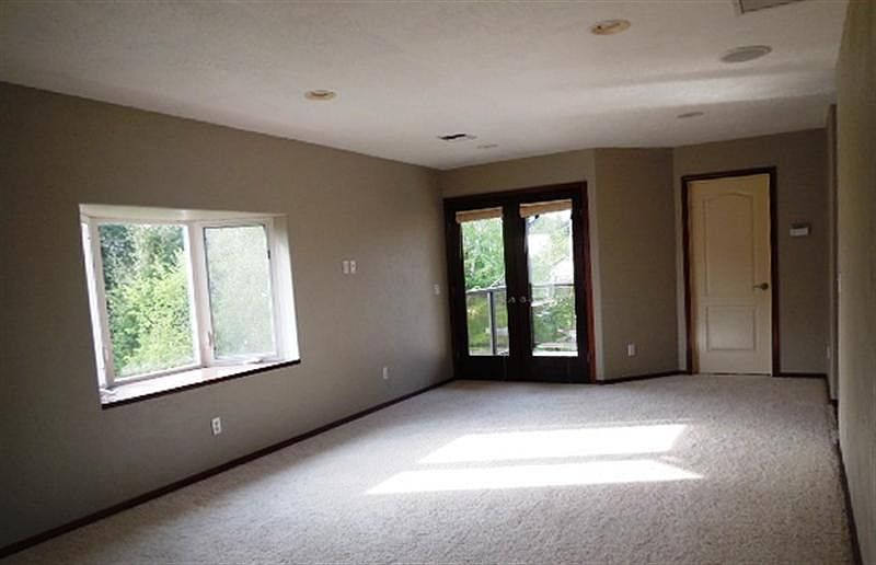2nd image of 1701 Graves Ave