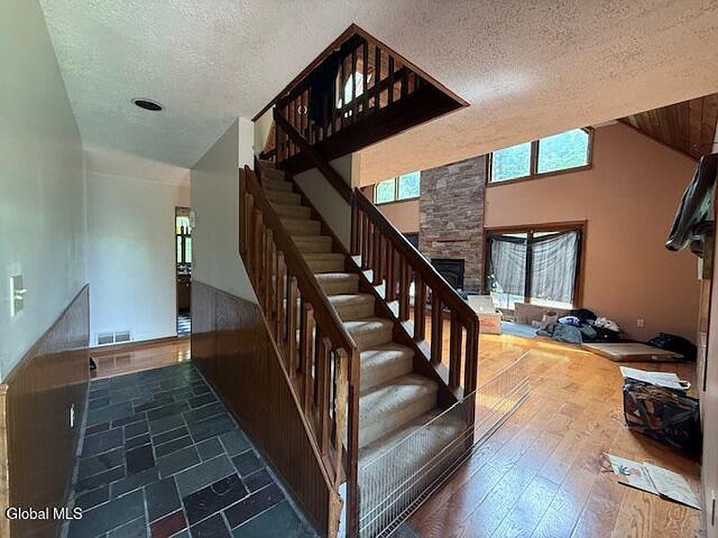 3rd image of 425 Barton Hill Road