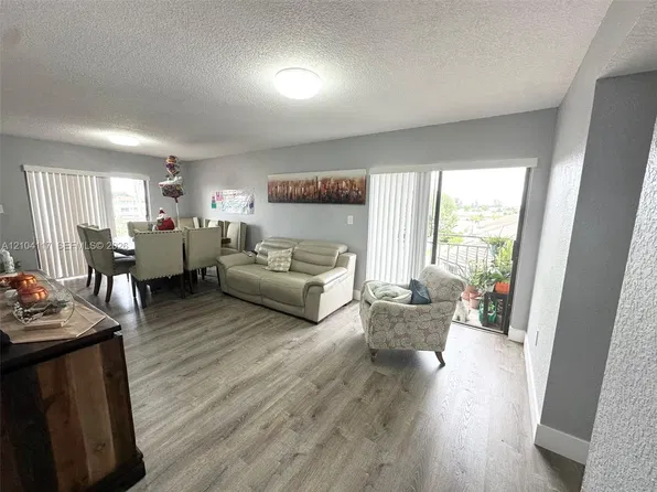8425 NW 8th St APT 401, Miami, FL 33126