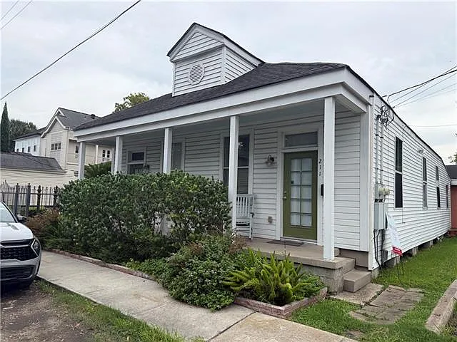 1 bed, 1.0 bath, 705 sqft, $1,300 — Photo 1