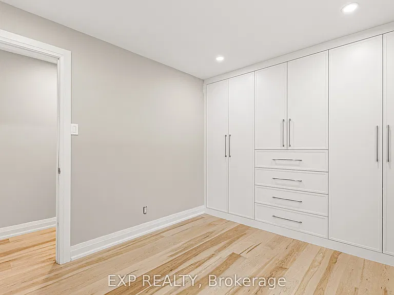 10 Queen Anne Cres — Photo 24