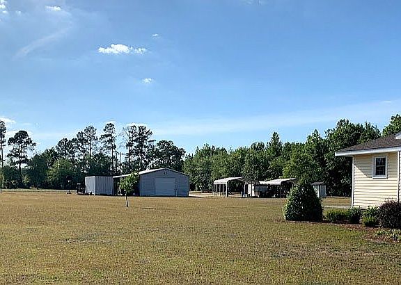 Workshop and 2 carports
