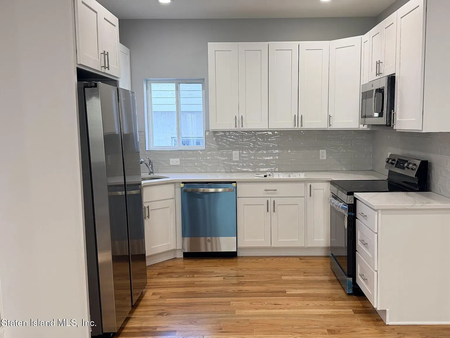 3 bed, 2.0 bath, 2400 sqft, $3,200 — Photo 4