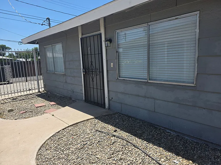 2905 S Chester Ave — Photo 1